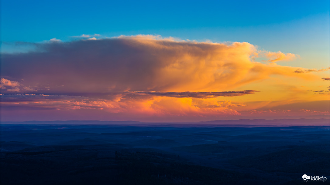Aranyló felhőóriás