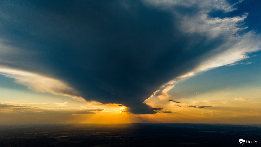 Felhőtölcsér és Tyndall-sugarak