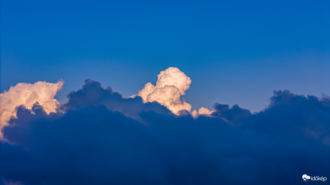 Felhők közül kibukkanó fény