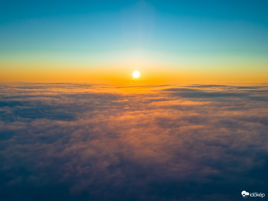 Köd feletti naplemente