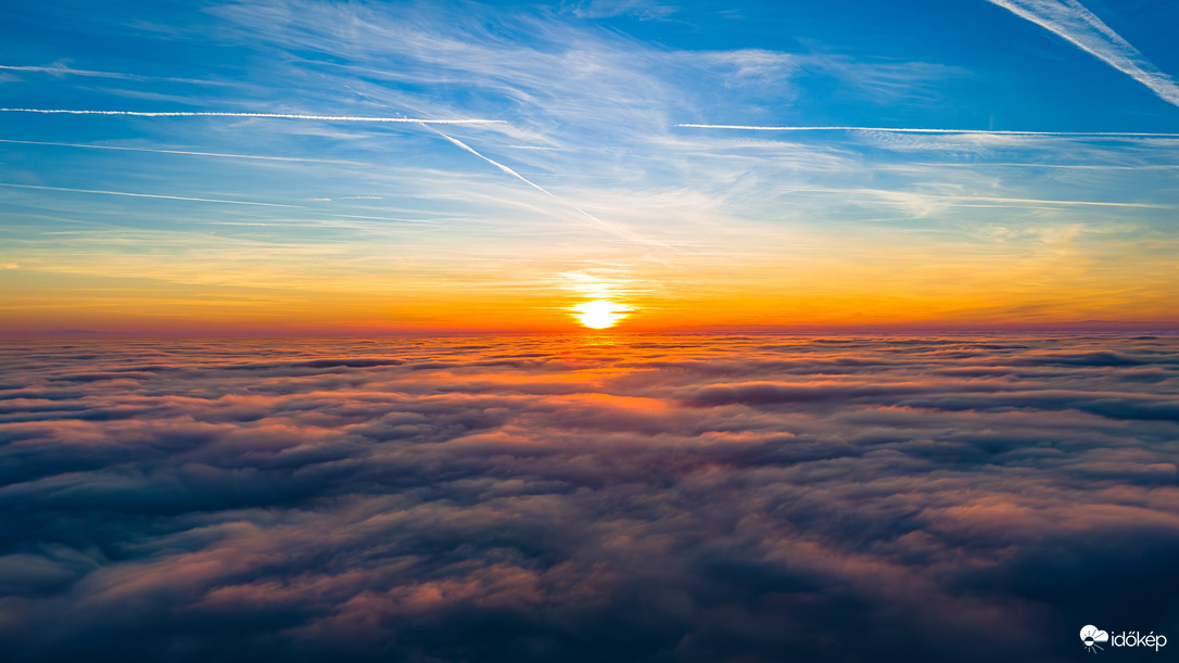 Aranyló horizont a ködtenger felett
