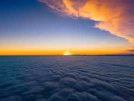 Alkonyi ragyogás a köd felett