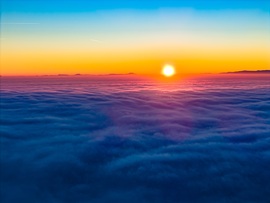 A köd fölötti alkony