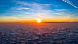 Aranyló horizont a ködtenger felett