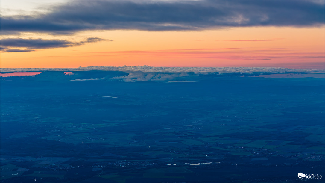 Felhők a naplemente színeiben