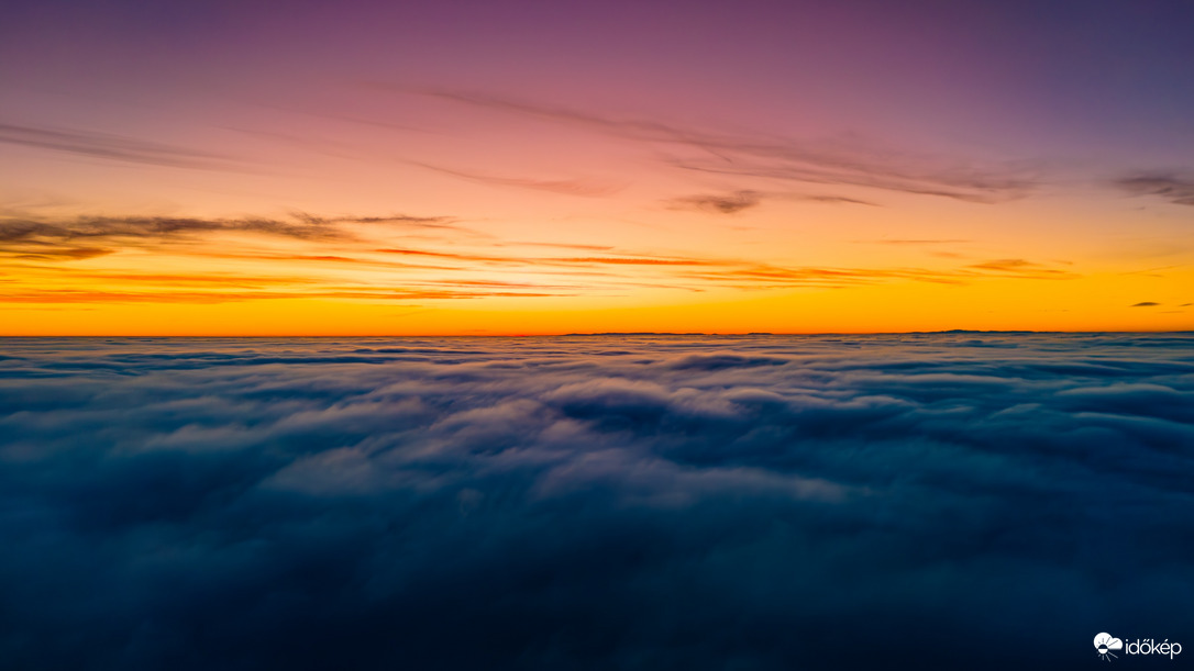 Köd feletti naplemente