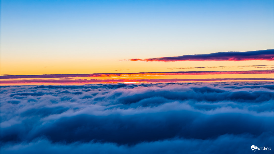 Arany csík a kék homályban