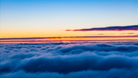 Arany csík a kék homályban