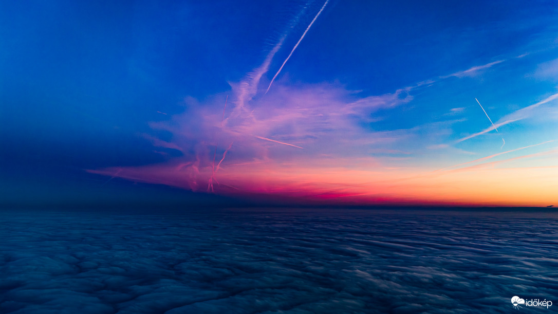 Kondenzcsíkok alkonyatkor