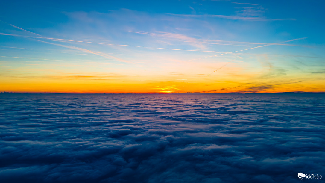 Az utolsó fénysugár a köd peremén