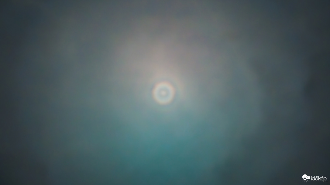 Ritka holdglória éjszaka