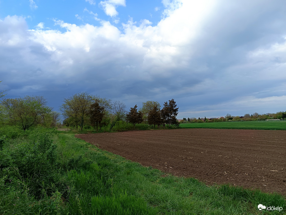 Csak felhő van, eső nincs