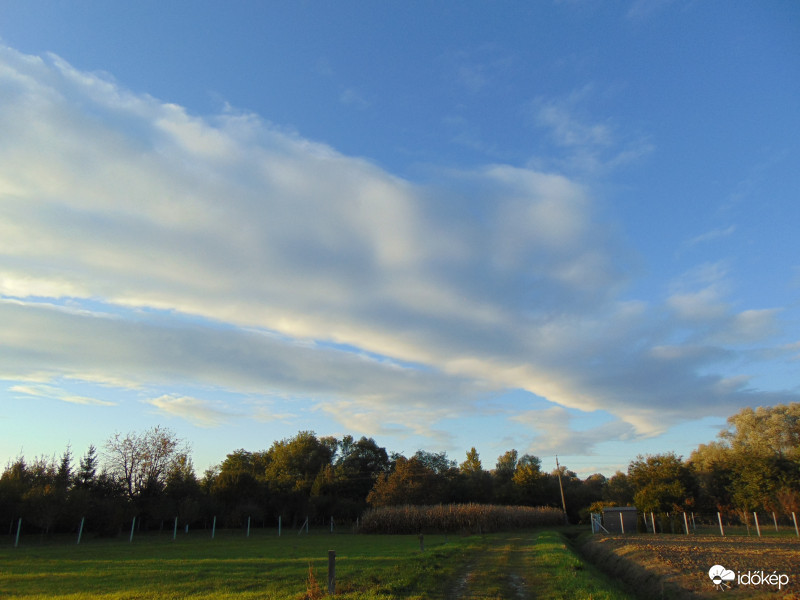 Ma estefelé,egy "önálló peremfelhőre" hasonlító felhőképződmény haladt át nyugat felől