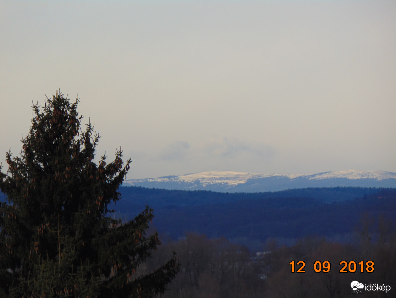 Az Alpokalja havas dombvonulatai osztrák oldalon