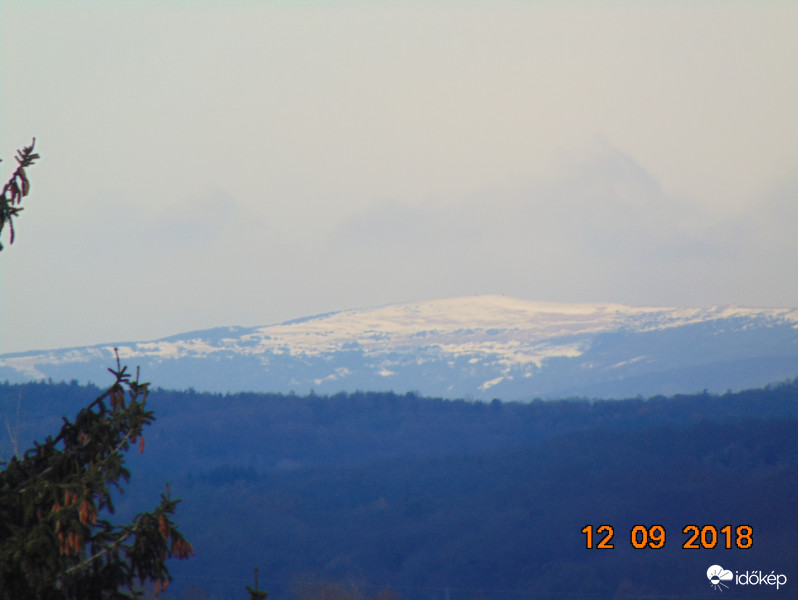Az Alpokalja havas dombvonulatai osztrák oldalon