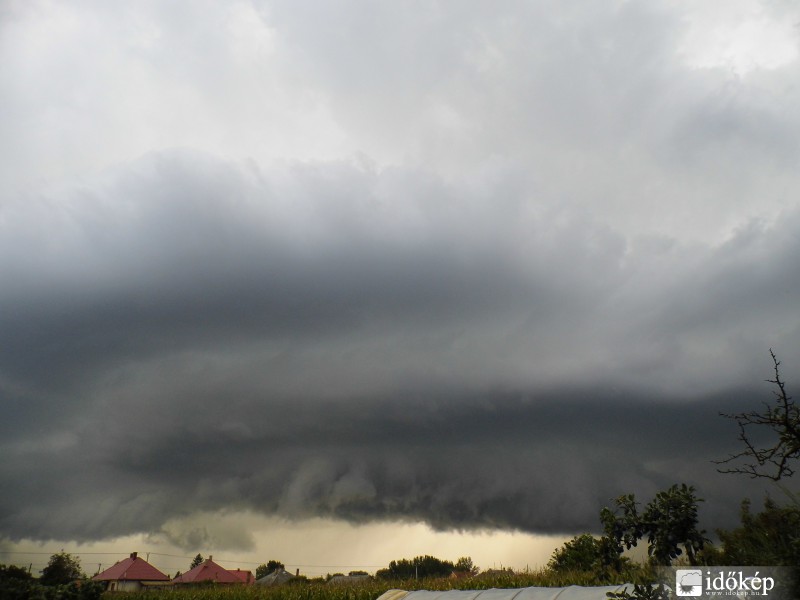 Vasárnap délutáni égbolt