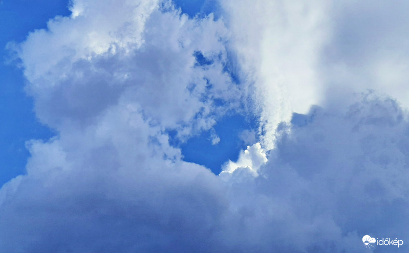 Gomolygás és középen egy kis lyuk... :)