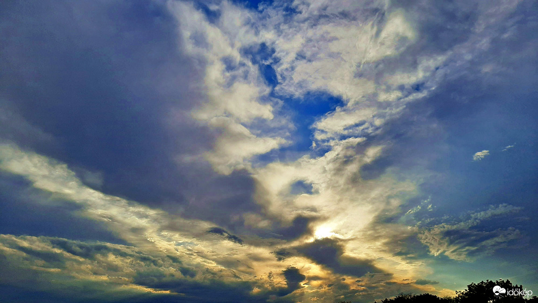 Egy felhős naplemente augusztus közepén 1. :)
