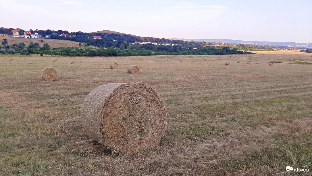 Szalmabálák a Gida-pataki tó feletti mezőn kora este... :)