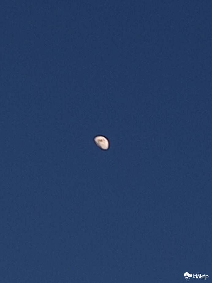 Esztergom derült égbe a hold