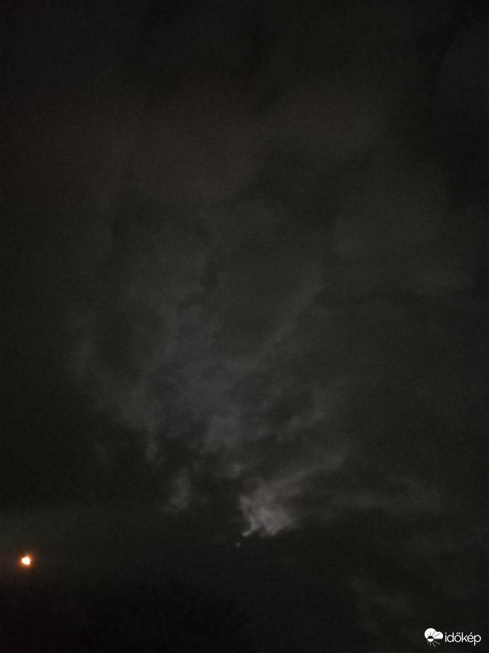  Világító felhő a sötét égbolton