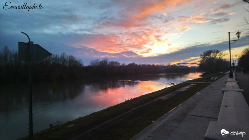 Színekben úszó Tisza 