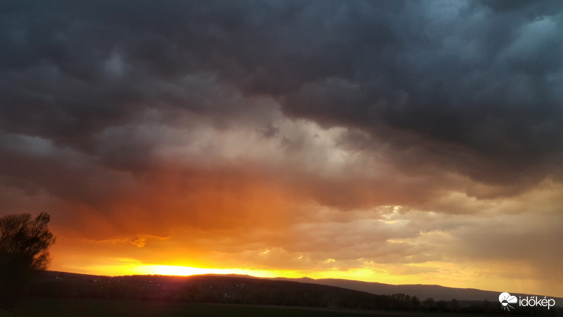 Záporos naplemente Kőszegről 2018.04.09.