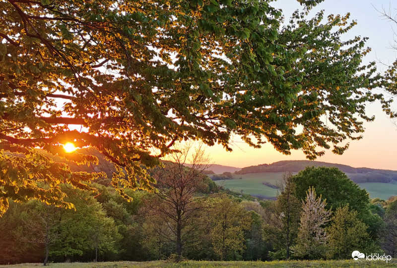 Mai naplemente panorámával