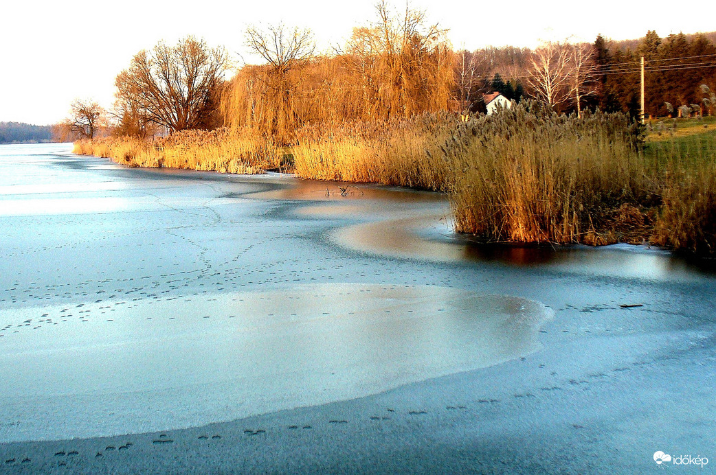 Téli nyomok a tavon. 
