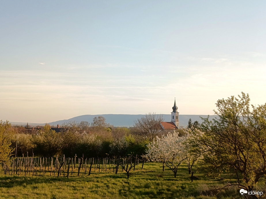 Távolban a templom!