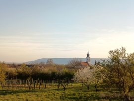 Távolban a templom!