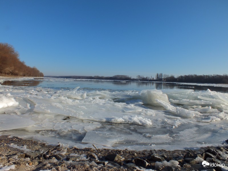 Jégzajlás  Dunán Domborinál3