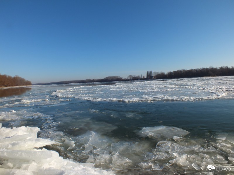 Jégzajlás a Dunán Domborinál4