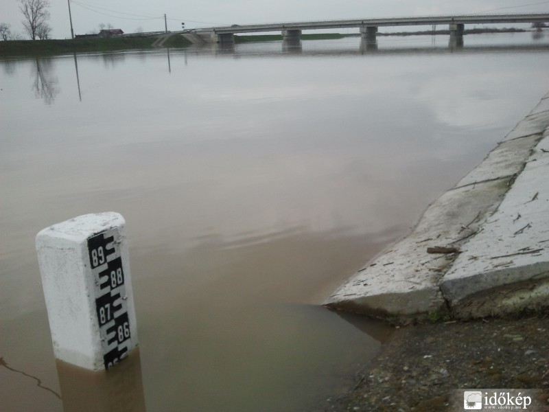 Nagyzeréndnél  a Fekete-Körös 2013,04,06. 19,15-kor