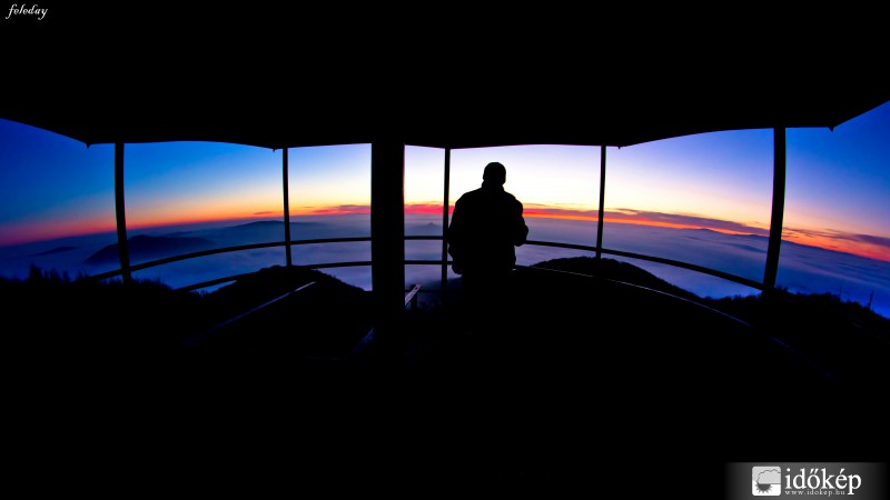 Karancs kilátóban. Pirkadatkor...kelet felől :) 