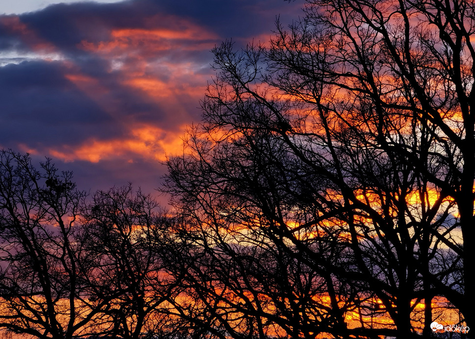 Ma esti szeles alkonyati színvarázs 