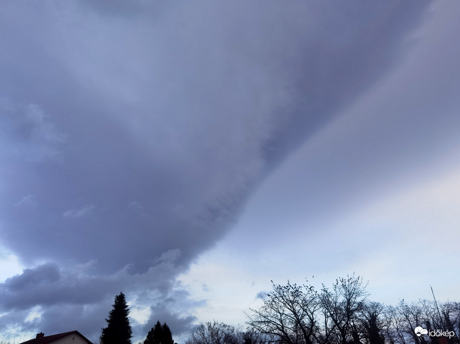 Tegnapi frontos égkép 