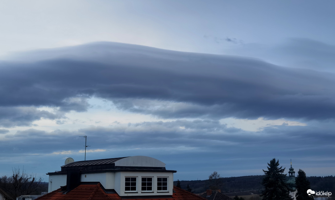 Tegnapi frontos égkép 