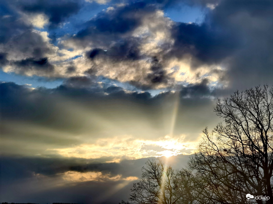 Kék a kékben egy kis aranysugárral