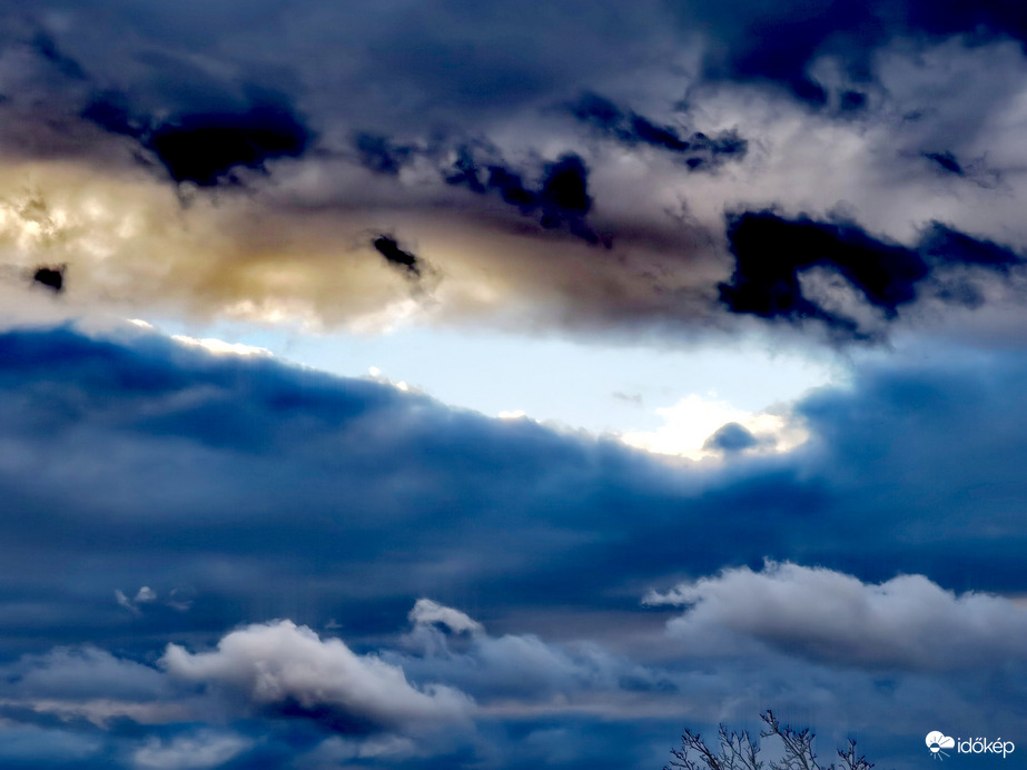 Kék színek játéka 