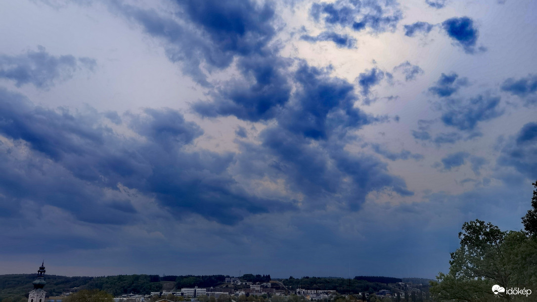 Frontfelhőzet alkonyatkor