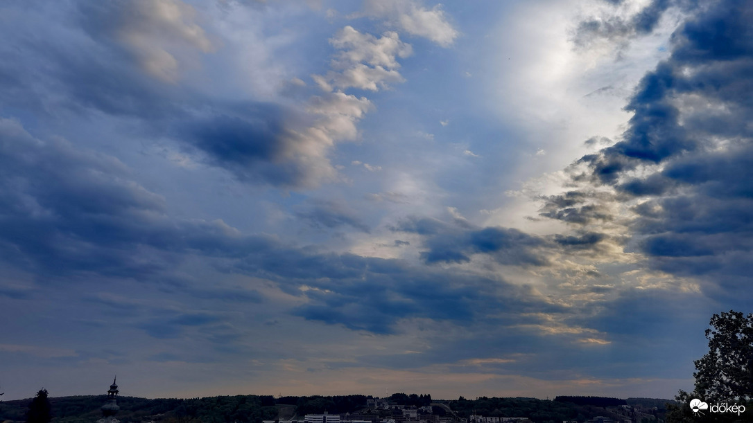 Alkonyati frontelhők 