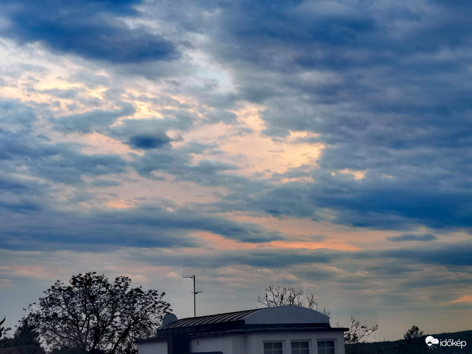 Alkonyati front-színkavalkád