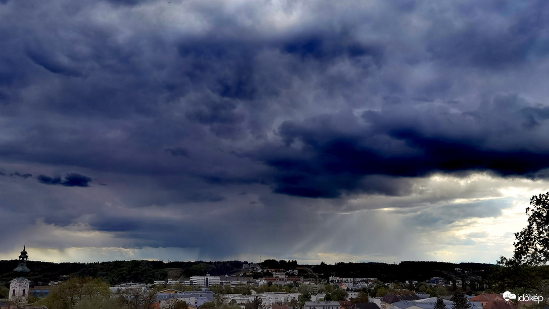 Naplemente előtti frontos felhőzet 