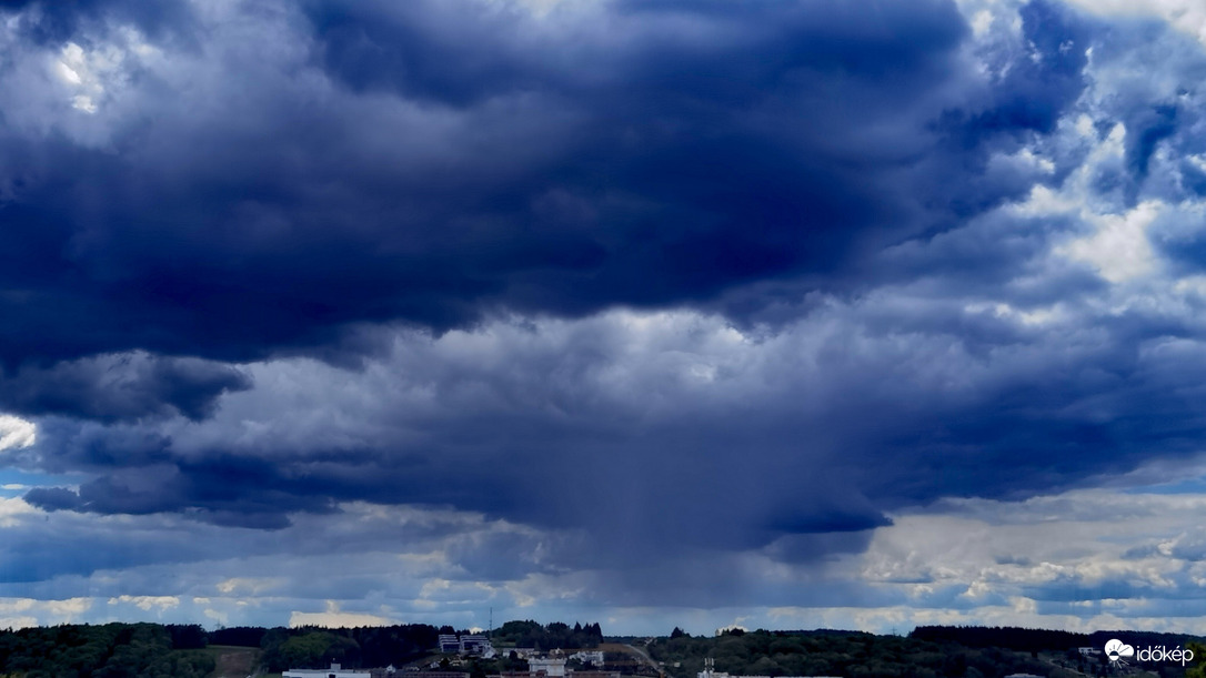 Felhőkép naplementekor 