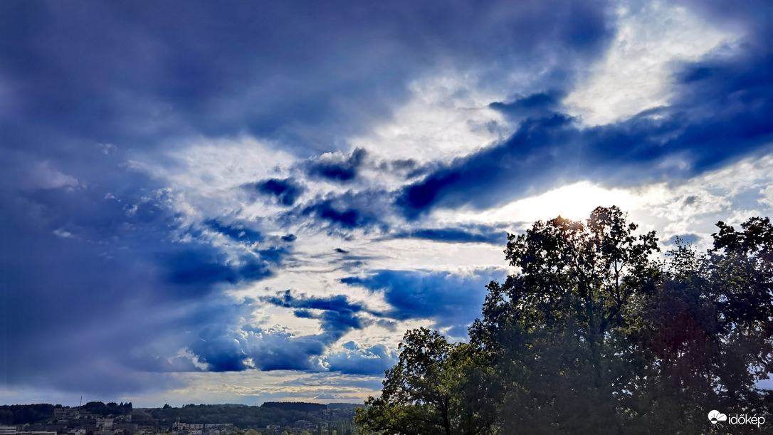 Folyton változó égbolt 