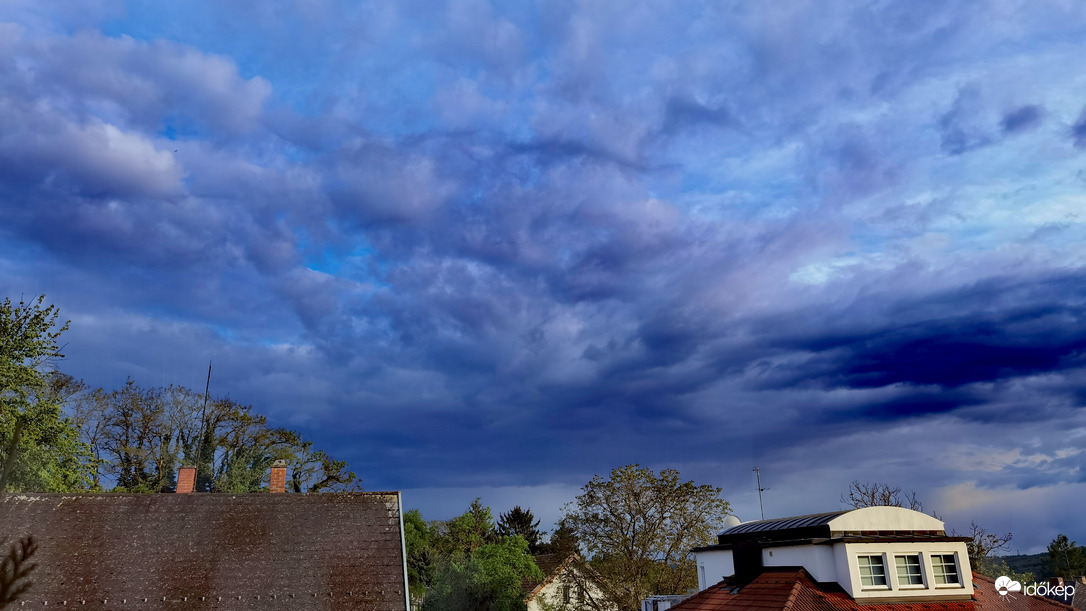Naplementei kék felhővarázs 