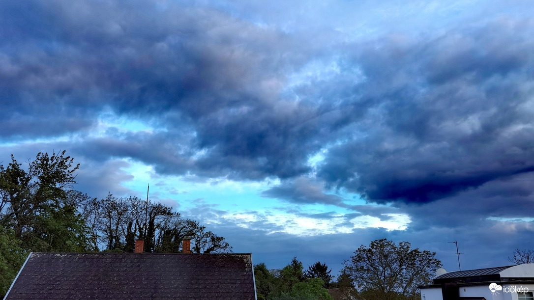 Naplementei kék felhővarázs 