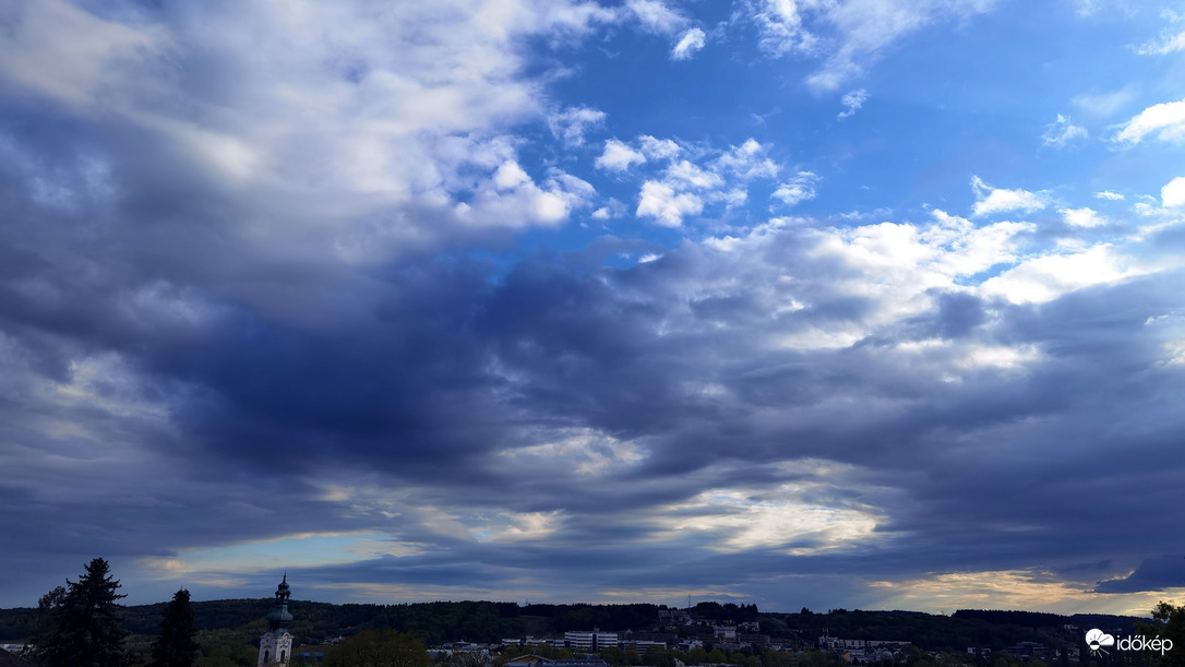Naplemente kissé borúsan és kékben 