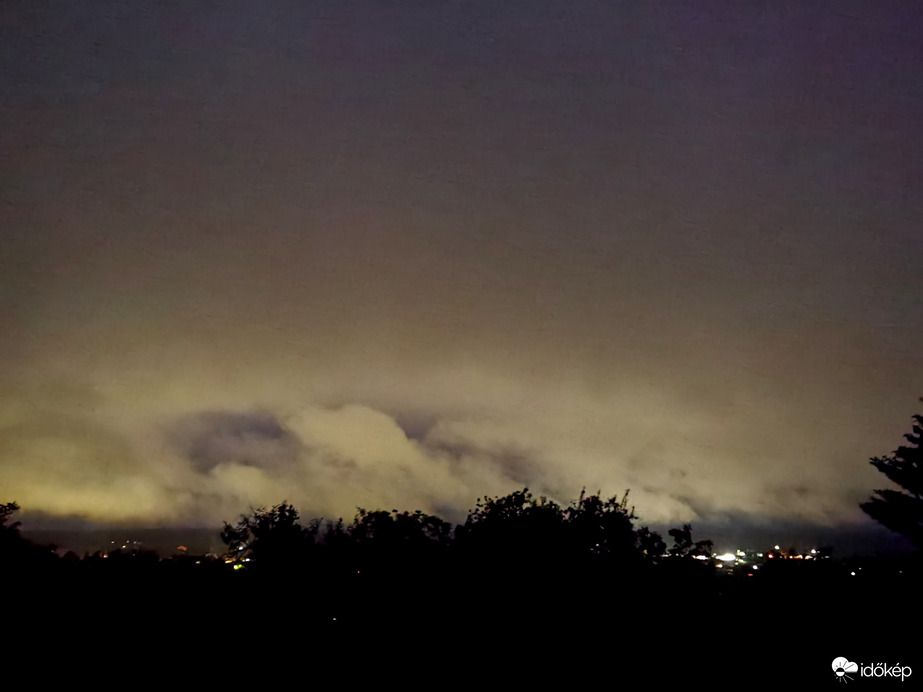 Különleges keleti égbolt most Kőszegen 